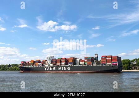 Nave portacontainer Yang Ming sul fiume Elba ad Amburgo, Germania Foto Stock