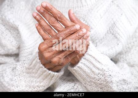 Donna anziana che soffre di dolore da vicino Foto Stock