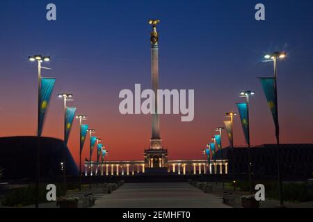 Kazakhstan, Astana, KazakYeli monumento (Paese kazako) con il Palazzo delle Arti Shabyt sulla sinistra e il Palazzo dell'Indipendenza sulla destra Foto Stock