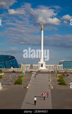 Kazakhstan, Astana, KazakYeli monumento (Paese kazako) con il Palazzo delle Arti Shabyt sulla sinistra e il Palazzo dell'Indipendenza sulla destra Foto Stock