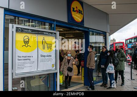 PUTNEY LONDON, REGNO UNITO 25 FEBBRAIO 2021. Una lunga coda di acquirenti che aspettano fuori da una nuova filiale di LIDL, il supermercato tedesco internazionale discount che ha aperto su Putney High Street. Credit amer Ghazzal/Alamy Live News Foto Stock