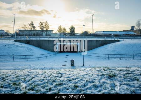 Vuoto run giù metropolitana o sottopassaggio neve invernale in inghilterra regno unito. Foto Stock