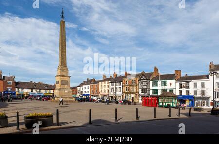 Edifici e il simbolo dell'obelisco in Ripon Market Square North Yorkshire Foto Stock