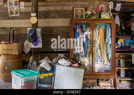 NAHON NAYOK, THAILANDIA, LUGLIO 07 2020, interni domestici con cose disordinate intorno a un guardaroba. Disordine in camera con l'armadio. Foto Stock