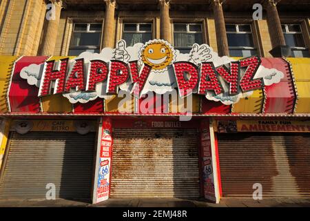 Blackpool Deserted Street, negozi chiusi sul lungomare, Blackpool, Inghilterra Foto Stock