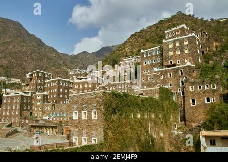 Rijal Alma è un antico villaggio di Aseeri situato a soli 20 Chilometri di volo ad ovest di Abha Foto Stock