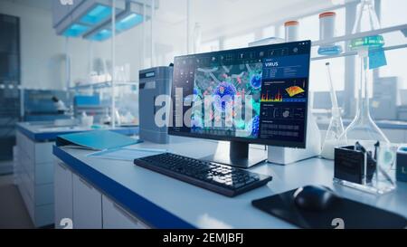 Laboratorio di Ricerca Medica moderna con computer che mostra il software di Ricerca del genoma del virus. Laboratorio scientifico Centro di sviluppo biotecnologico completo Foto Stock