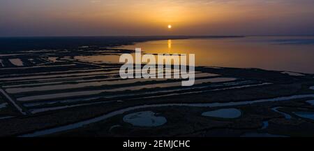 Veduta aerea del Bacino di Arcachon, Audenge e Biganos, il delta del fiume Eyre al tramonto Foto Stock