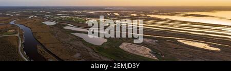 Veduta aerea del Bacino di Arcachon, Audenge e Biganos, il delta del fiume Eyre al tramonto Foto Stock