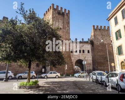 Porta Tiburtina, vista dall'esterno delle Mura Aureliane. Durante la sua lunga storia, la porta fu chiamata anche porta San Lorenzo, Capo de Bove e porta Taurina - Roma, Italia Foto Stock