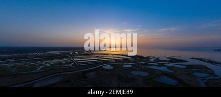 Veduta aerea del Bacino di Arcachon, Audenge e Biganos, il delta del fiume Eyre al tramonto Foto Stock