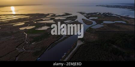 Veduta aerea del Bacino di Arcachon, Audenge e Biganos, il delta del fiume Eyre al tramonto Foto Stock