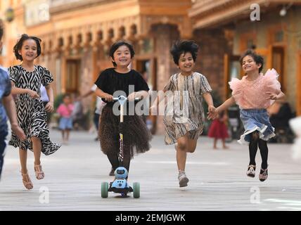 Washington, regione autonoma cinese Xinjiang Uygur. 27 maggio 2020. I bambini si divertono su dove Lane a Hotan City, regione autonoma di Xinjiang Uygur, 27 maggio 2020. Credit: Notizie dal vivo Sadat/Xinhua/Alamy Foto Stock
