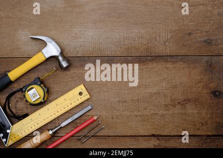 Raccolta di utensili manuali per la lavorazione del legno su banco di lavoro grezzo con spazio di copia Foto Stock