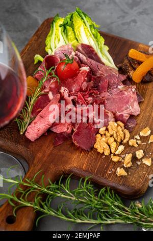Tavola di antipasti con diversi antipasti, grissini, noce, spuntini e vino. Foto Stock
