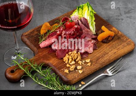 Tavola di antipasti con diversi antipasti, grissini, noce, spuntini e vino. Foto Stock