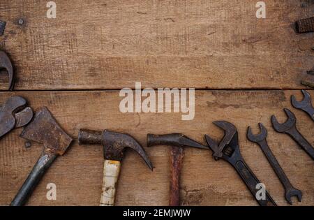 Collezione di utensili antichi per la lavorazione del legno su un banco di lavoro in legno grezzo Foto Stock