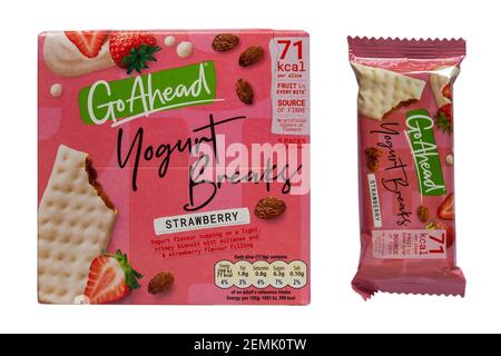 Lo yogurt Passi pure rompe la fragola con una confezione rimossa scatola isolata su sfondo bianco Foto Stock