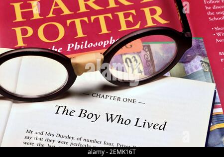 Libro della saga di Harry Potter con Harry Potter bicchieri Foto Stock
