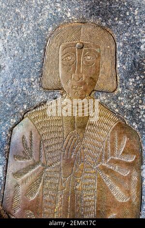 Un particolare del memoriale ottone del mercante di lana Thomas Bushe (c.. 1525) nella chiesa nella città di Northleach, nel Gloucestershire UK. Foto Stock