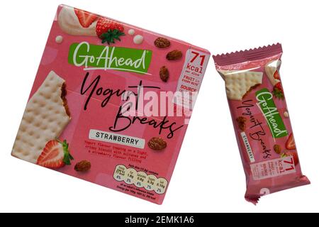 Lo yogurt Passi pure rompe la fragola con una confezione rimossa scatola isolata su sfondo bianco Foto Stock