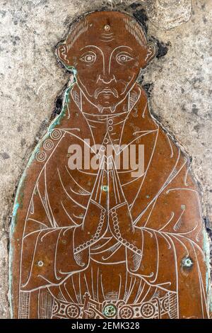 Un dettaglio di un ottone memoriale di un commerciante sconosciuto di lana (c..1400) nella chiesa nella città di Cotswold di Northleach, Gloucestershire UK. Foto Stock