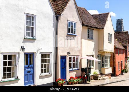 Cottage colorati nella strada principale del famoso e bellissimo villaggio di Kersey, Suffolk UK Foto Stock