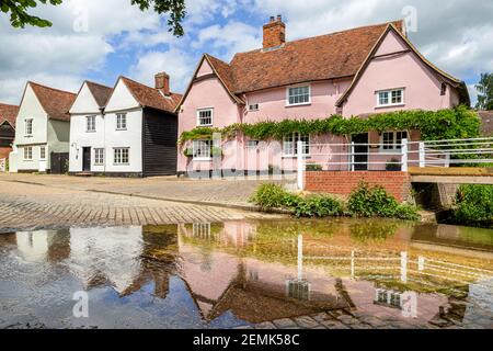 Cottage colorati accanto al ford attraverso il torrente nella strada principale del famoso e bellissimo villaggio di Kersey, Suffolk UK Foto Stock