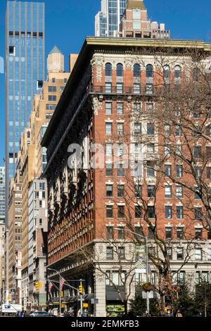 Edifici residenziali e commerciali lungo la Fifth Avenue a Nomad, New York, USA Foto Stock