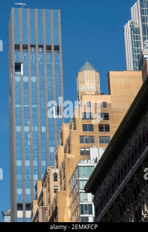 Edifici residenziali e commerciali lungo la Fifth Avenue a Nomad, New York, USA Foto Stock