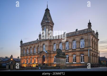 Victoria Hall, costruita da Sir Titus Salt, nel villaggio di Saltaire, Saltaire, West Yorkshire. REGNO UNITO Foto Stock