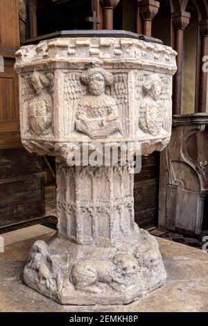 Fonte del 15 ° secolo (angelo che suona un leoni salteria intorno alla base) nella chiesa normanna di Santa Maria (risalente al 1135AD) Wissington, Suffolk UK Foto Stock