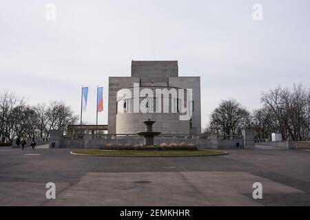 Praga, Repubblica Ceca - 15 Febbraio 2020 - il Monumento Nazionale a Vítkov dal retro nel pomeriggio invernale Foto Stock