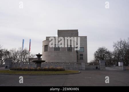 Praga, Repubblica Ceca - 15 Febbraio 2020 - il Monumento Nazionale a Vítkov dal retro nel pomeriggio invernale Foto Stock