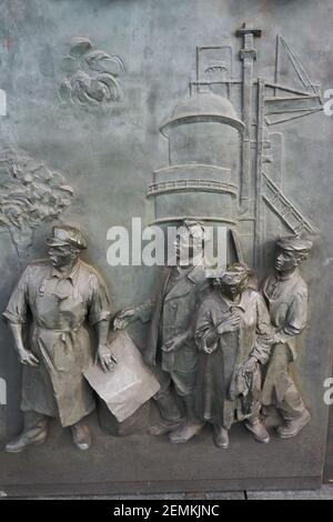 Praga, Repubblica Ceca - 15 Febbraio 2020 - Monumento Nazionale a Vítkov in inverno - dettaglio delle porte al Monumento Foto Stock