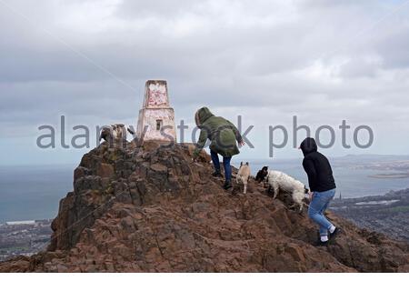 Edimburgo, Scozia, Regno Unito. 25 Febbraio 2021. Persone che si godono la natura all'aperto nel Parco Holyrood con incantesimi soleggiati, vento e qualche pioggia. Sulla cima di Arthurs Seat con vista sul Forth estuario. Credit: Craig Brown/Alamy Live News Foto Stock