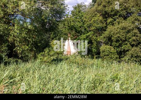 Summertime in Constable Country - un assaggio di Willy Lotts House (Willy Lotts Cottage) a Flatford Mill accanto al fiume Stour, East Bergholt, Suffolk Foto Stock