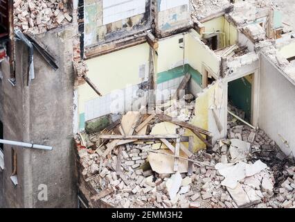 Vista ad alto angolo di un edificio distrutto. Foto Stock