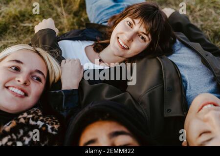 Ritratto di donna sdraiata al tramonto Foto Stock