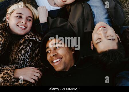 Vista ad alto angolo degli amici distesi Foto Stock