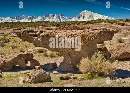 Formazione rocciosa, montagne della Sierra Nevada orientale viste dal sito di petroglifici a Fish Slough Road in Chalfant Valley vicino a Bishop, California, USA Foto Stock