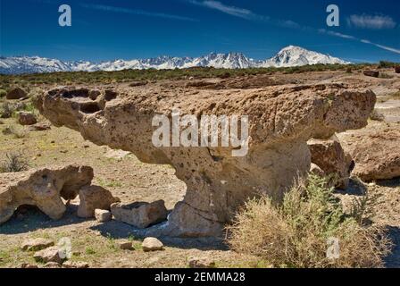 Formazione rocciosa, montagne della Sierra Nevada orientale viste dal sito di petroglifici a Fish Slough Road in Chalfant Valley vicino a Bishop, California, USA Foto Stock