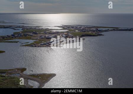 Vista aerea estiva della costa Tuktoyaktuk circondata dall'Oceano Artico, minacciata dall'erosione del suolo, l'aumento dei livelli del mare, territori del Nord-Ovest, Canada. Foto Stock