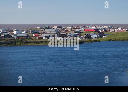 Vista aerea estiva degli edifici lungo la costa dell'Oceano Artico a Tuktoyaktuk, minacciati dall'erosione del suolo, territori del Nord-Ovest, Artico del Canada. Foto Stock