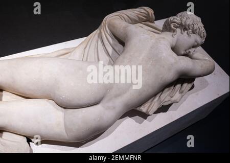 Roma, Italia C 02 05 2018: Scultura in marmo del sonno Hermaphrodite vista dall'alto, i secolo a.C. nel Museo Nazionale Romano di Roma Foto Stock