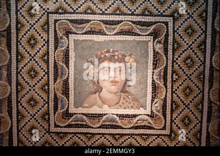 Roma, Italia C 02 05 2018: Pavimento a mosaico con busto di Dioniso in Palazzo massimo alle Terme Foto Stock