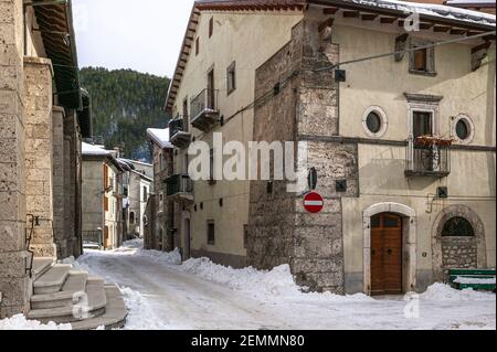 Lo scorcio del villaggio montano di Pescasseroli è un'abbondante nevicata. Pescasseroli, provincia di l'Aquila, Abruzzo, Italia, Europa Foto Stock