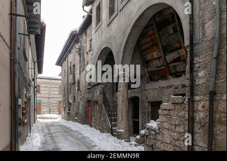 Lo scorcio del villaggio montano di Pescasseroli è un'abbondante nevicata. Pescasseroli, provincia di l'Aquila, Abruzzo, Italia, Europa Foto Stock