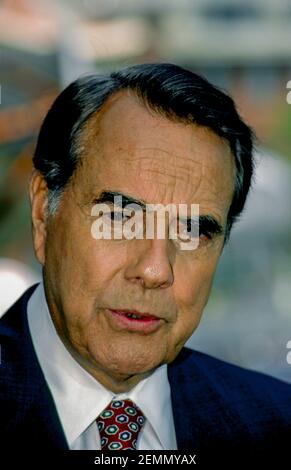 Il senatore Robert Dole Republican del Kansas parla con i reporter fuori della porta d'ingresso dello studio ABC dopo la sua apparizione sulla domenica mattina talk show, 'This Week with David Brinkley' Washington DC., 1995. Credito: Mark Reinstein/MediaPunch Foto Stock