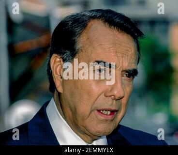 Il senatore Robert Dole Republican del Kansas parla con i reporter fuori della porta d'ingresso dello studio ABC dopo la sua apparizione sulla domenica mattina talk show, 'This Week with David Brinkley' Washington DC., 1995. Credito: Mark Reinstein/MediaPunch Foto Stock